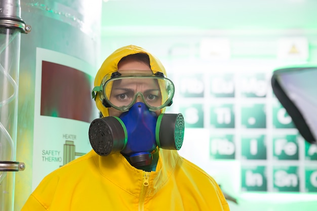 Photo femme travaillant en laboratoire de chimie