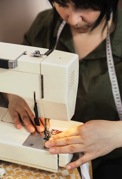 Femme travaillant sur une machine à coudre