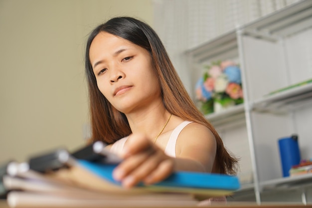 femme travaillant à la maison Prend les documents du bureau