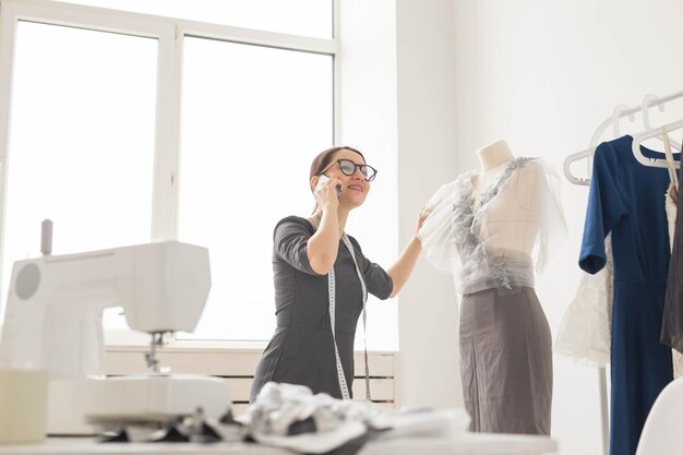 Femme travaillant à la maison