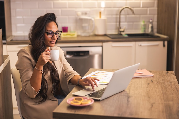 Photo femme travaillant à la maison