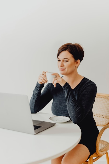 Femme travaillant à la maison