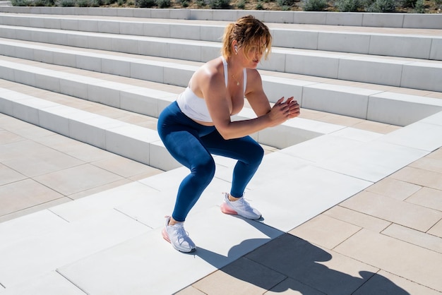 Femme travaillant en milieu urbain et effectuant un exercice de saut