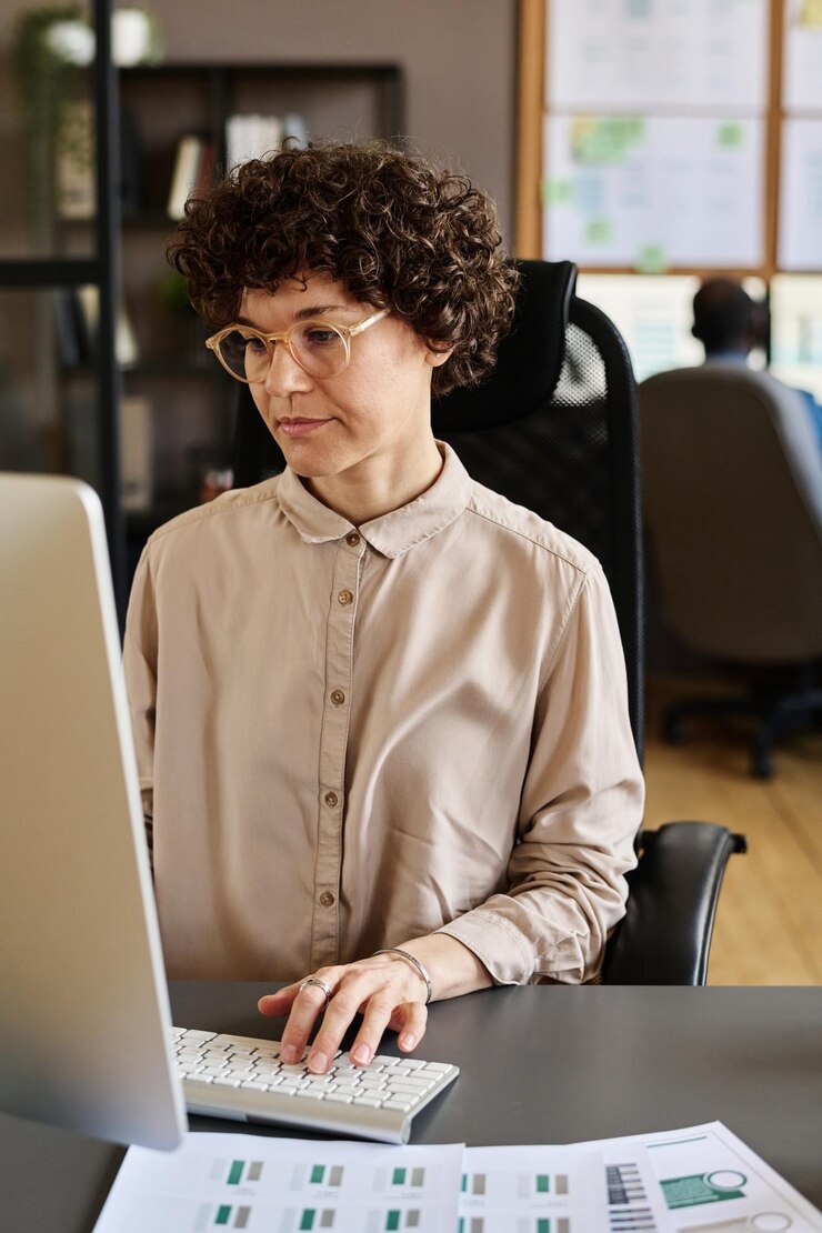 Femme travaillant sur ordinateur au bureau