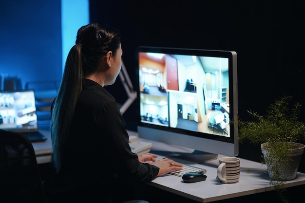 Femme travaillant à l'ordinateur dans la salle de sécurité