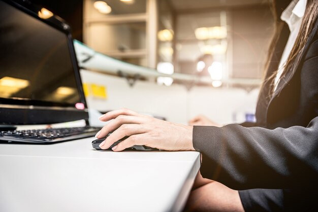 Femme travaillant à l'ordinateur dans son bureau