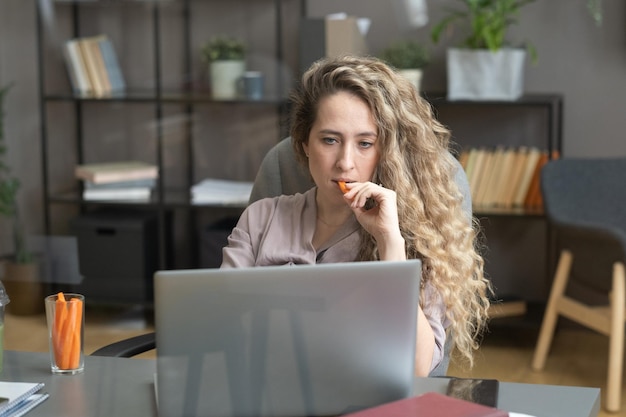 Femme travaillant sur ordinateur portable au bureau