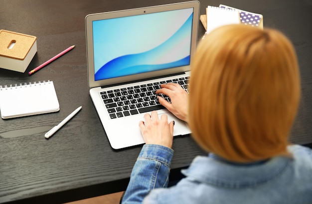 Femme travaillant sur un ordinateur portable au bureau