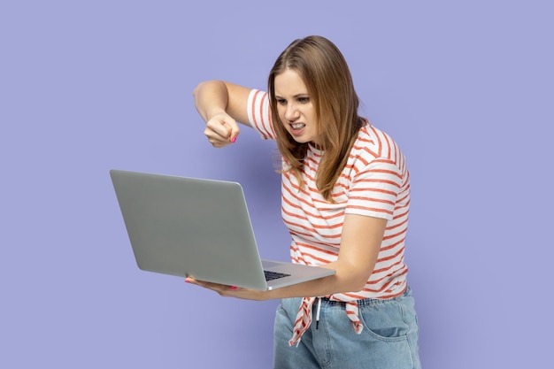 Femme travaillant sur un ordinateur portable ayant une conversation en ligne de la boxe à l'écran de l'ordinateur portable