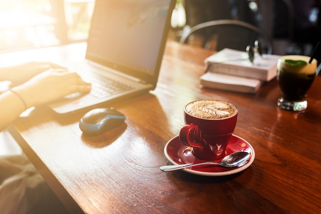 Femme Travaillant Avec Un Ordinateur Portable Dans Un Bureau