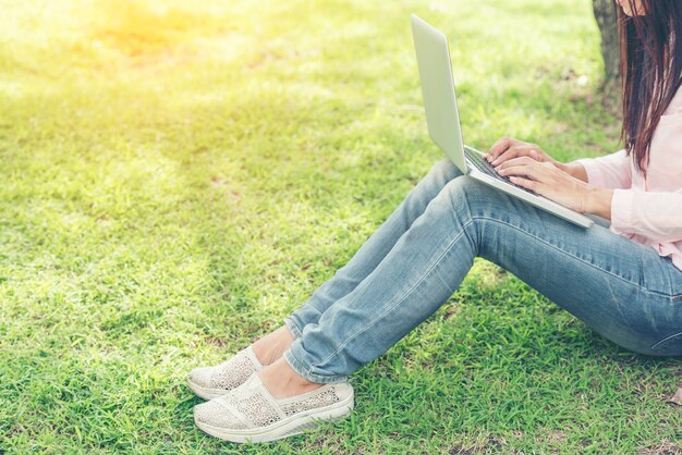 Femme travaillant sur ordinateur portable entreprise d'entrepreneur heureux utilisant les mains d'un ordinateur portable en tapant sur le clavier en plein air