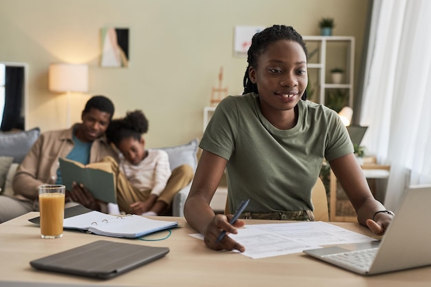 Femme travaillant sur ordinateur portable à la maison