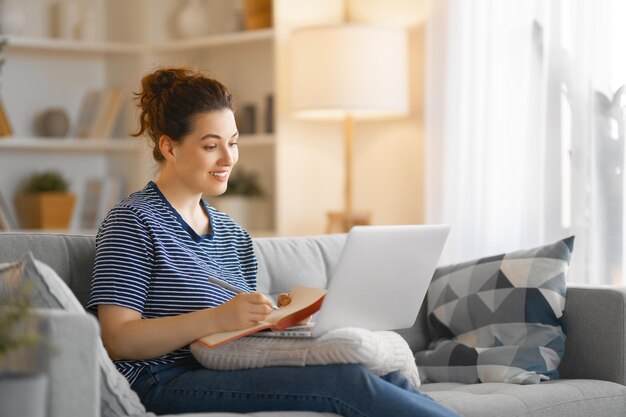 Femme travaillant sur ordinateur portable à la maison