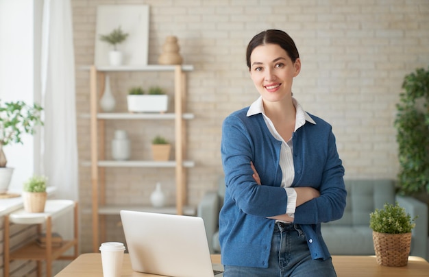 Femme travaillant sur un ordinateur portable à la maison.