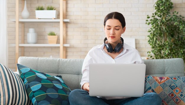 Femme travaillant sur un ordinateur portable à la maison.