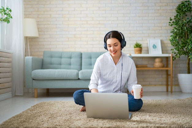 Femme travaillant sur un ordinateur portable à la maison.