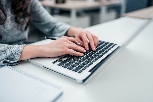 Femme travaillant sur ordinateur portable