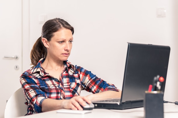 femme travaillant sur ordinateur portable