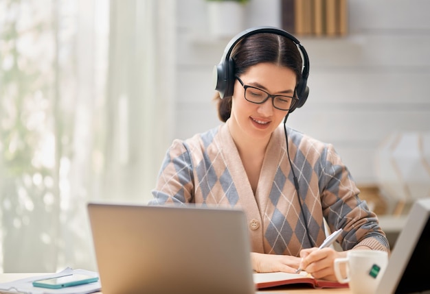 Femme travaillant sur un ordinateur portable.