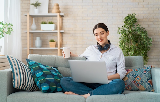 Femme travaillant sur un ordinateur portable.