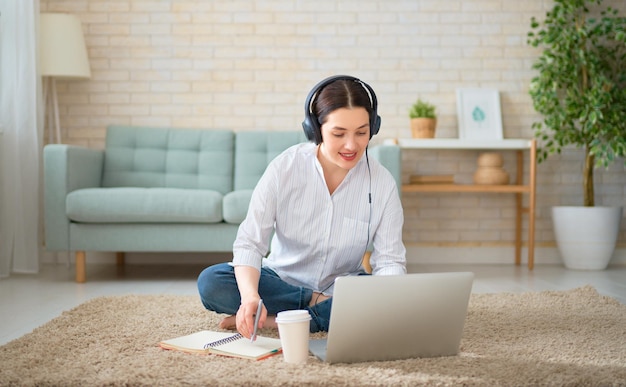 Femme travaillant sur un ordinateur portable.