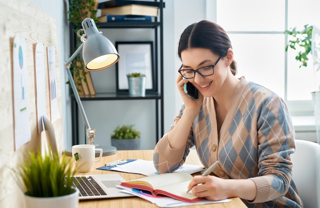 Femme travaillant sur un ordinateur portable.