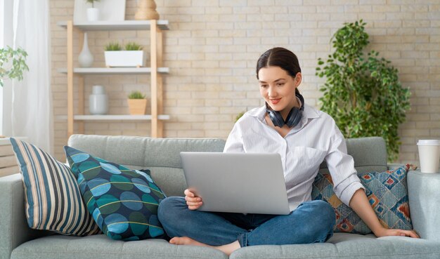 Femme travaillant sur un ordinateur portable