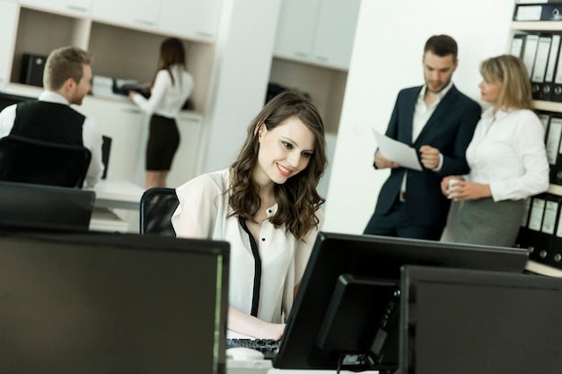 Femme travaillant sur l&#39;ordinateur