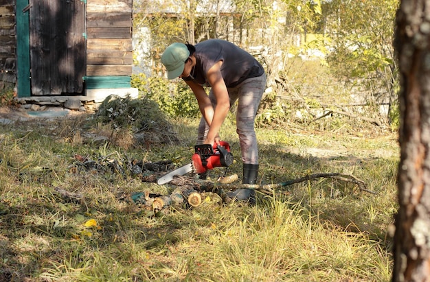 Photo femme travaillant avec un outil à main sur un tronc de bois dans la cour