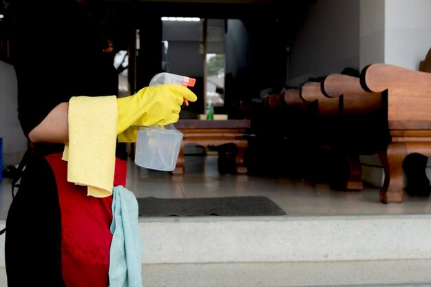 Photo femme travaillant avec un parapluie