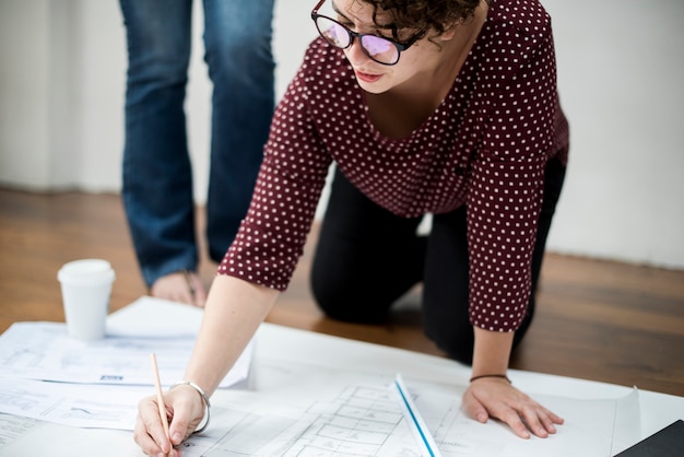 Photo femme travaillant sur un plan