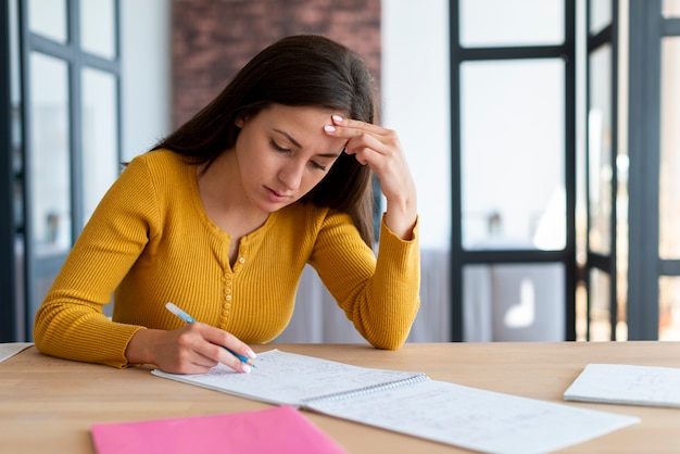 Photo femme travaillant sur ses papiers