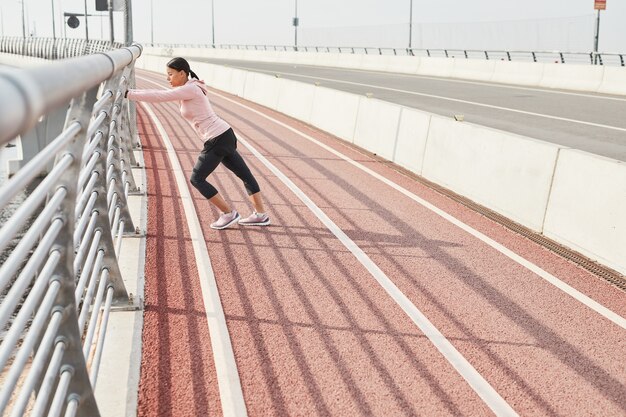 Femme travaillant sur le stade