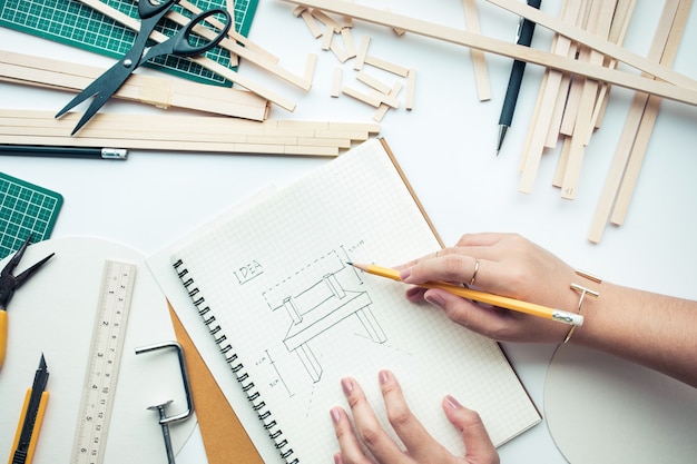 Femme travaillant sur table de travail avec du bois de balsa