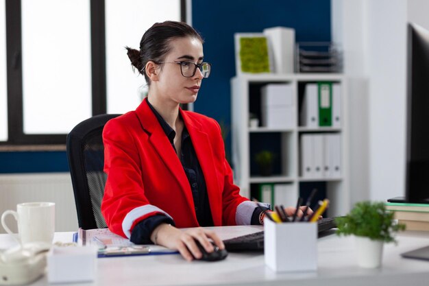 Photo femme travaillant sur une table