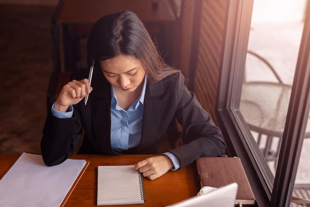 Femme travaillant à la table