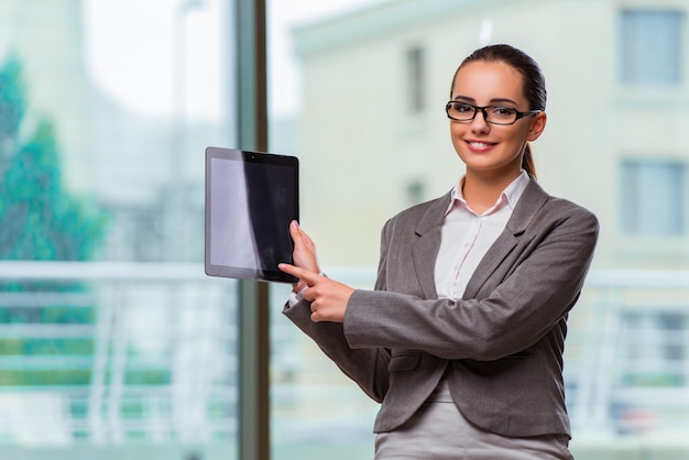 Femme travaillant avec une tablette au bureau