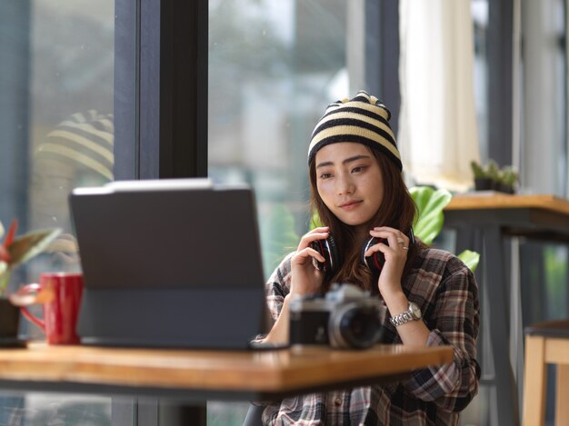 femme travaillant sur tablette au café