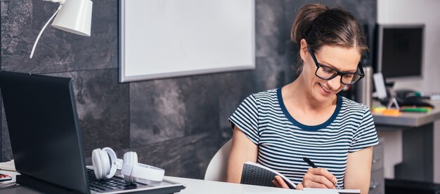 Femme travaillant tard au bureau