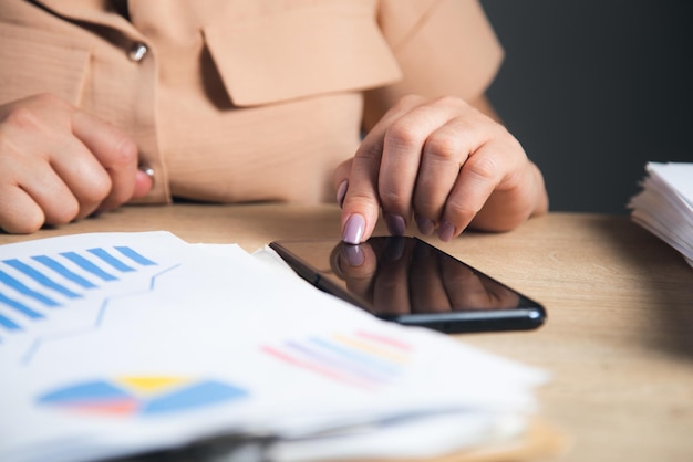 Femme travaillant sur un téléphone intelligent