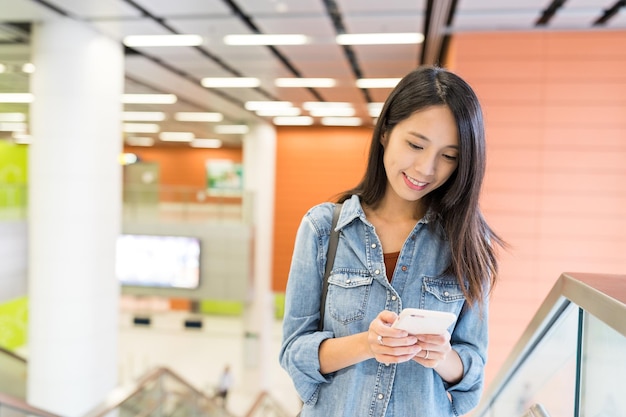 Femme travaillant sur téléphone portable