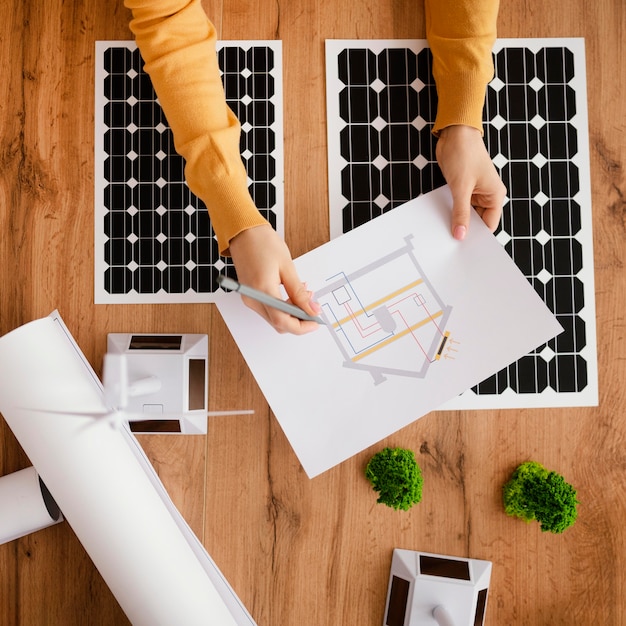 Femme travaillant à la vue de dessus du projet d'environnement