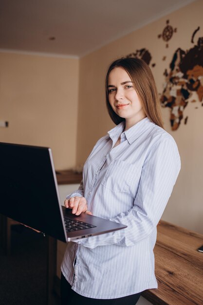 Une femme travaille à l'aide d'un ordinateur à la main en tapant un clavier d'ordinateur portable contactez-nousétude des étudiants apprentissage de l'éducation en ligneadultes professionnels bavardant recherche au bureauconcept pour les affaires d'appareils technologiques