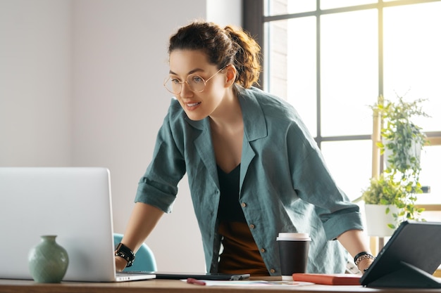 La femme travaille à l'atelier