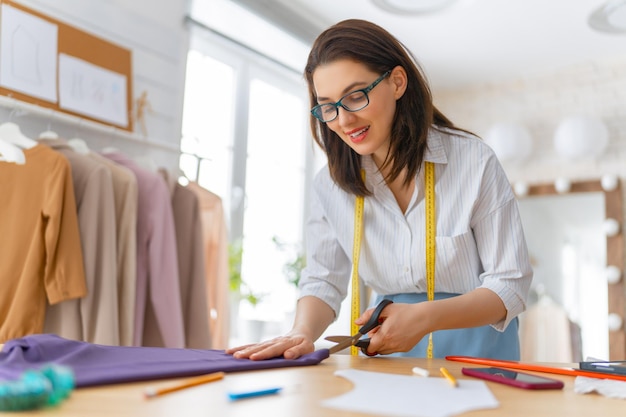 La femme travaille à l'atelier