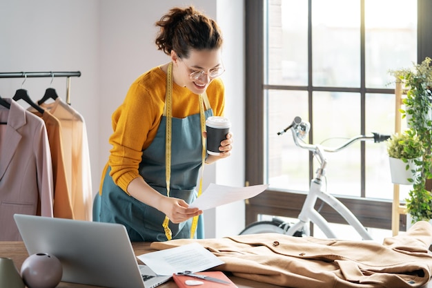 La femme travaille à l'atelier