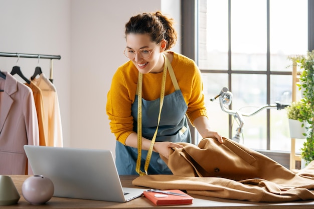 La femme travaille à l'atelier