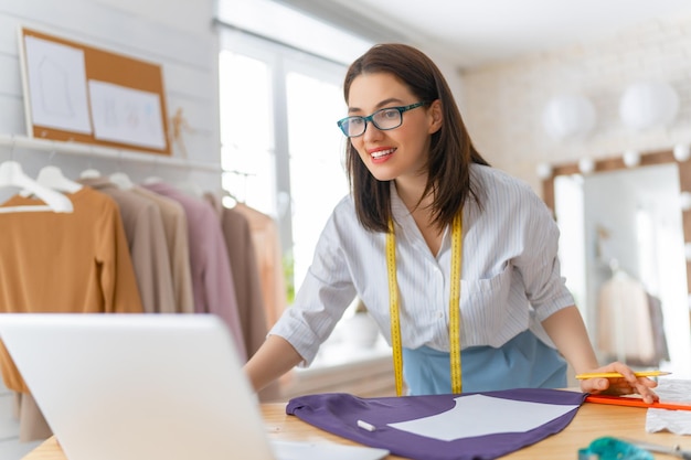 La femme travaille à l'atelier