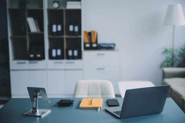 La femme travaille dans le bureau Concept de petite entreprise