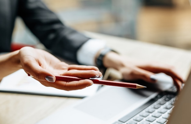 Femme travaille sur le lieu de travail au bureau